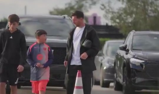 开云体育-长成大小伙了！梅西带三个儿子去训练，13岁蒂亚戈和梅西差不多高