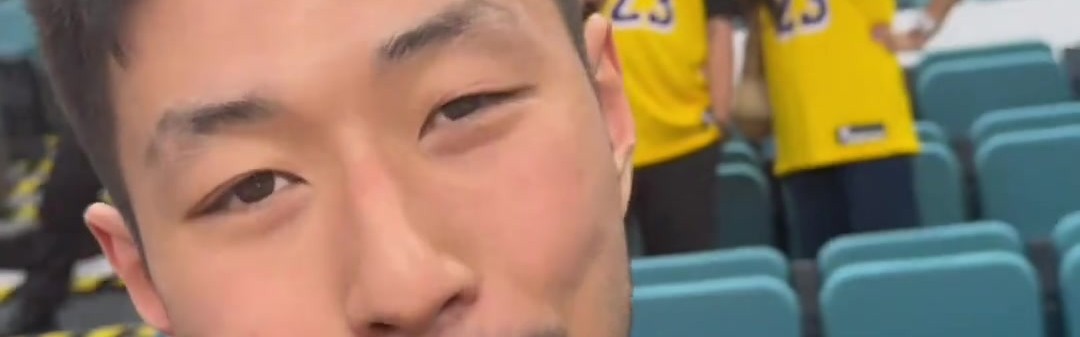 kaiyun体育app-詹姆斯离场后球迷争相在其座位旁合影留念