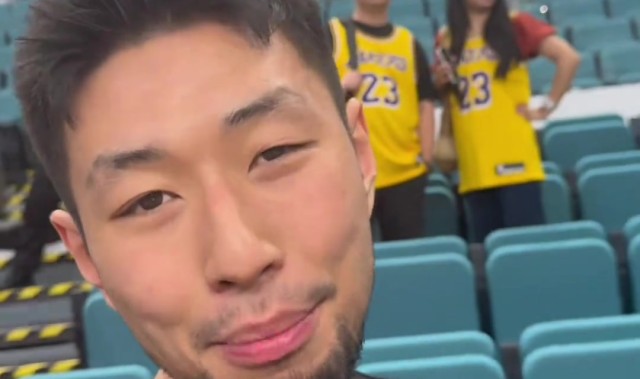 kaiyun体育app-詹姆斯离场后球迷争相在其座位旁合影留念