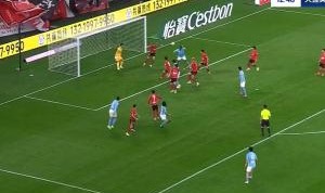 开云体育-经典！马莱莱半空门头球顶空，单刀思考人生后射门被扑