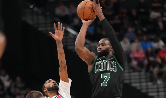 开云体育-场均29.6分6.3板4.9助！率队东部第三的杰伦·布朗仅排东部第六