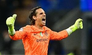 土媒：加拉塔萨雷为索默开出1+1合同，索默要求700至800万欧年薪